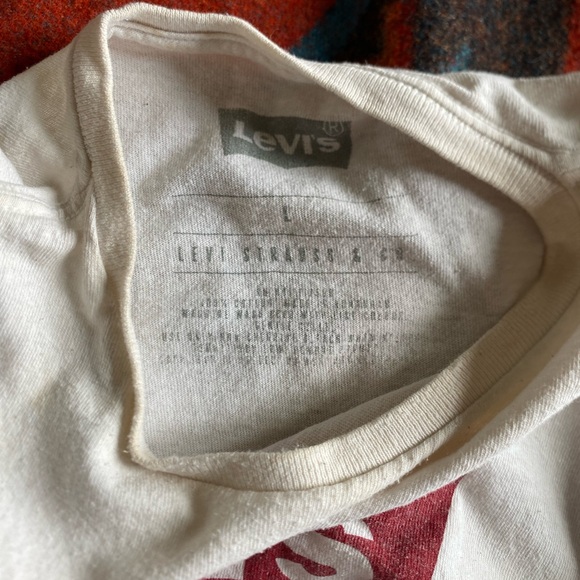 Levi's Classic Red Logo Tee - Picture 4 of 5